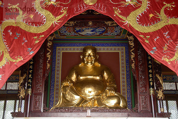 Der lachende Buddha in Gold  Chongsheng Tempel  Dali  Provinz Yunnan  Volksrepublik China  Asien