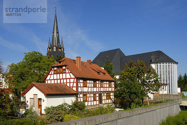 Fachwerkhaus vor der katholischen Pfarrkirche St. Markus  Mühlheim am Main  Hessen  Deutschland  Europa