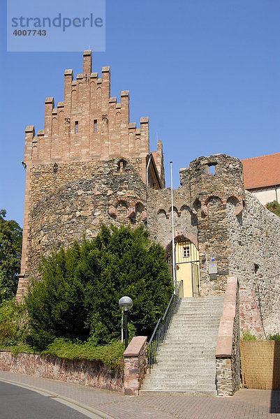Eingang und Staffelgiebel der äußeren Burg  Alte Burg  Alzenau in Unterfranken  Spessart  Bayern  Deutschland  Europa