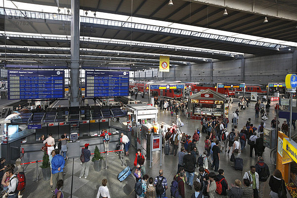 Hauptbahnhof  Halle  Deutsche Bahn  ICC  Züge  Verkehr  München  Oberbayern  Bayern  Deutschland  Europa