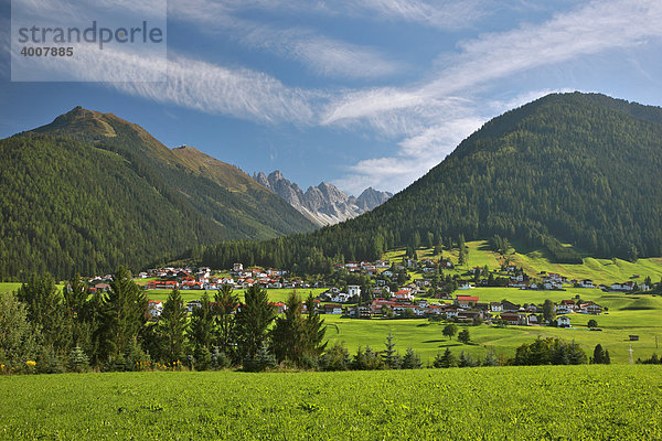 Grinzens  Blick von Oberperfuss  Tirol  Österreich  Europa