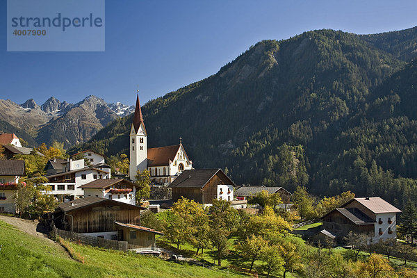 Kirche in Kauns  Kaunertal  Kaunergrat  Ötztaler Alpen  Tirol  Österreich  Europa