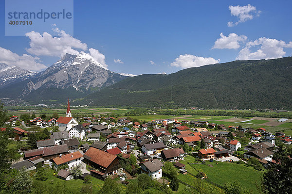Flaurling  Blick vom Kalvarienberg  Panorama  Hohe Munde  Bezirk Innsbruck Land  Tirol  Österreich  Europa
