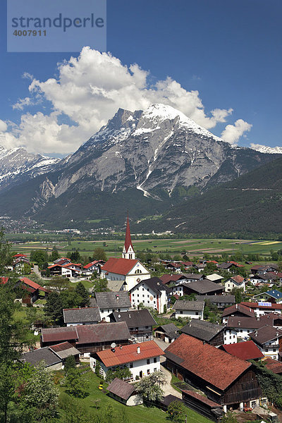 Flaurling  Blick vom Kalvarienberg  Hohe Munde  Bezirk Innsbruck Land  Tirol  Österreich  Europa