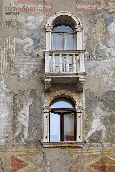 Mit Fresken bemaltes Haus in der Altstadt von Trient  Südtirol  Italien  Europa