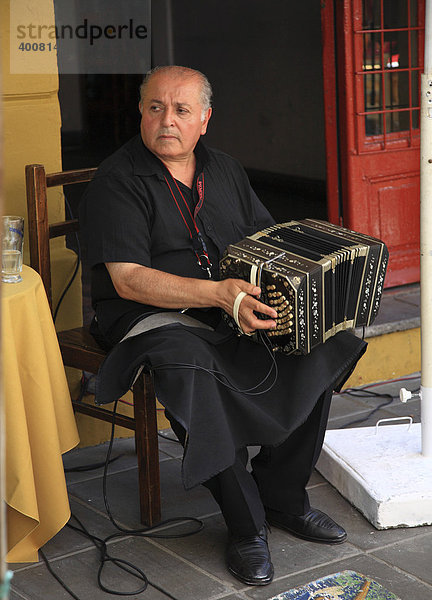Straßenmusikant  Tangomusiker in der Calle Necochea in El Caminito  Stadtteil La Boca  Burnos Aires  Argentinien