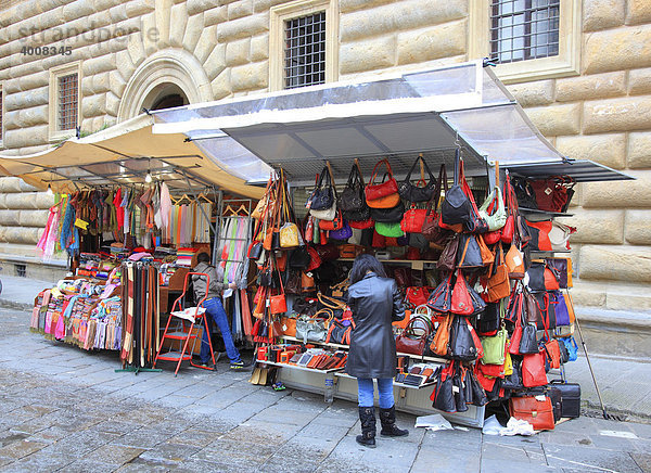 Marktstand mit Florentiner Lederwaren in der Altstadt von Florenz am Palazzo Vecchio  Firenze  Toskana  Italien  Europa