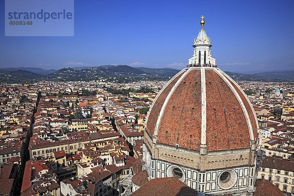 Kuppel der Kathedrale Santa Maria del Fiore und Panorama von Florenz  Firenze  Toskana  Italien  Europa