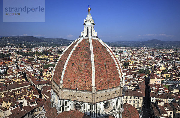 Kuppel der Kathedrale Santa Maria del Fiore und Panorama von Florenz  Firenze  Toskana  Italien  Europa