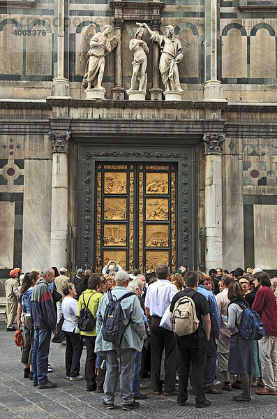 Touristengruppe vor der Paradiespforte am Ostportal des Baptisterium in Firenze  Florenz  Toskana  Italien  Europa