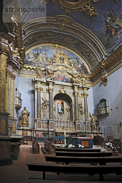 Altar und Innenraum der Kirche St. Maria sopra Minerva  Minervatempel  Assisi  Umbrien  Italien  Europa