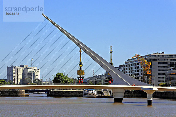 Die Frauenbrücke  Puente de la Mujer  Architekt Santiago Calatrava im Puerto Madero  Stadtteil von Buenos Aires  Argentinien  Südamerika
