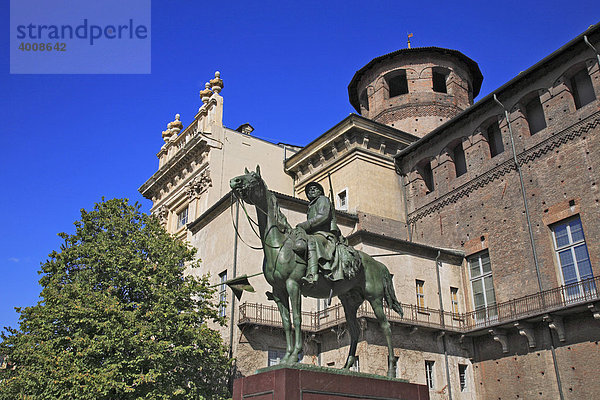 Reiterstandbild an der Südseite des Palazzo Madama  mit dem Turm der römischen Porta Pretoria  Turin  Torino  Piemont  Italien  Europa
