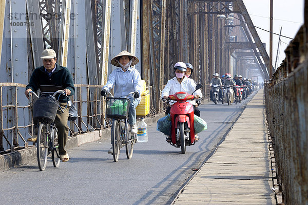 Mofaverkehr auf Brücke  Hanoi  Vietnam  Südostasien