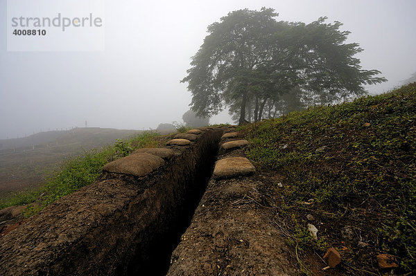 Schützengraben im Nebel  DinhBin  Nordvietnam  Südostasien