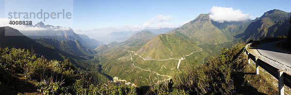 Bergwelt Vietnams mit Passtraße im Panoramaformat  DinhBin  Nordvietnam  Südostasien