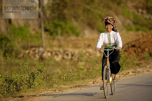 Vietnamesin auf Fahrrad  DinhBin  Hanoi  Nordvietnam  Südostasien