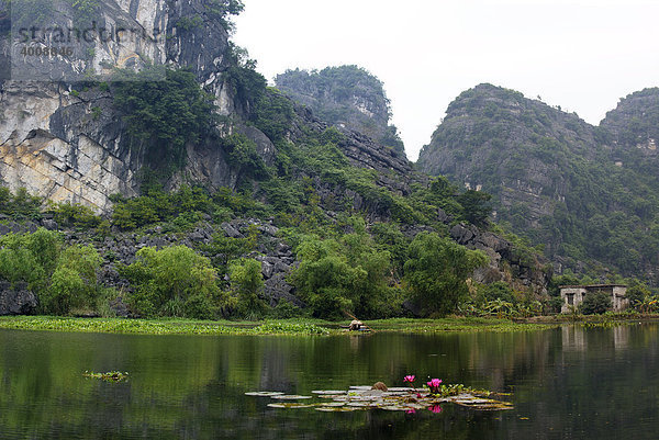 Karstberge mit Wasserlauf und Seerosen  Nationalpark TamCoc  Ninh Binh  Nordvietnam  Südostasien