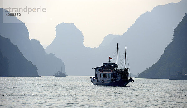 Felsformationen mit Schiffen  Halong Bucht  Hanoi  Südostasien