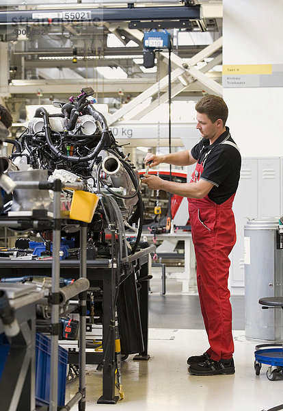 Audi-Mitarbeiter ist in der Audi-R8-Manufaktur mit der Montage des Antriebsaggregats des Sportwagens Audi R8 beschäftigt  Baden-Württemberg  Deutschland  Europa