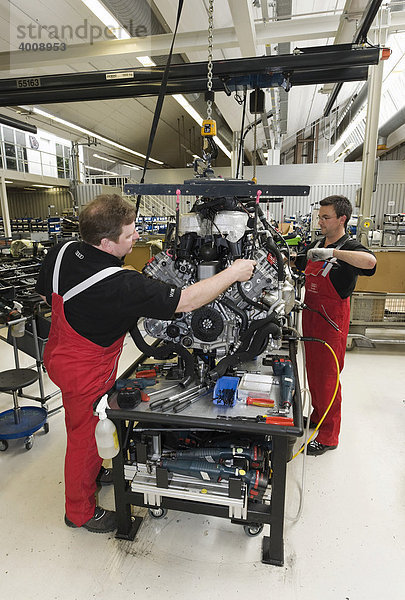 Audi-Mitarbeiter sind in der Audi-R8-Manufaktur mit der Montage des Antriebsaggregats des Sportwagens Audi R8 beschäftigt  Baden-Württemberg  Deutschland  Europa