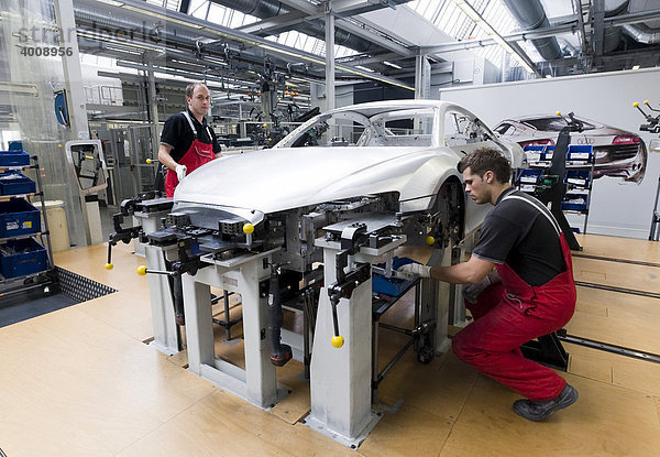 Audi-Mitarbeiter sind in der Audi-R8-Manufaktur mit der Montage des Rahmens des Sportwagens R8 beschäftigt  Baden-Württemberg  Deutschland  Europa
