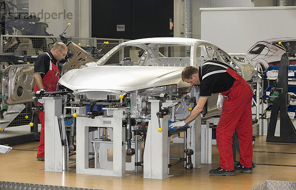Audi-Mitarbeiter sind in der Audi-R8-Manufaktur mit der Montage des Rahmens des Sportwagens R8 beschäftigt  Baden-Württemberg  Deutschland  Europa