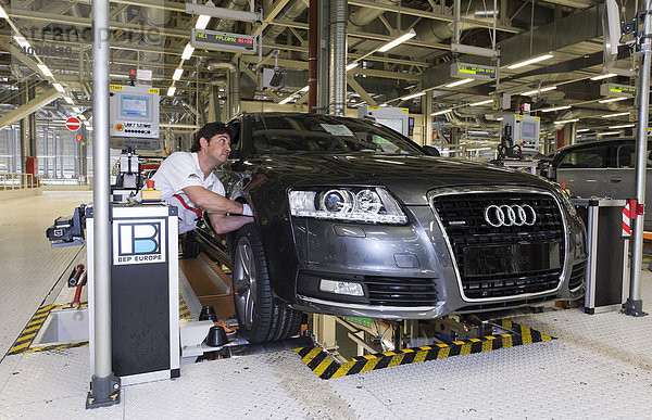 Ein Audi-Mitarbeiter arbeitet im Audi-Werk Neckarsulm im Prüfzentrum an der Fahrwerkseinstellung eines Audi A6 Avant mit S-Line-Ausstattung  Baden-Württemberg  Deutschland  Europa
