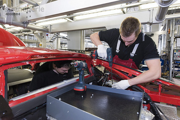 Audi-Mitarbeiter sind in der Audi-R8-Manufaktur mit der Montage des Sportwagens Audi R8 beschäftigt  Baden-Württemberg  Deutschland  Europa