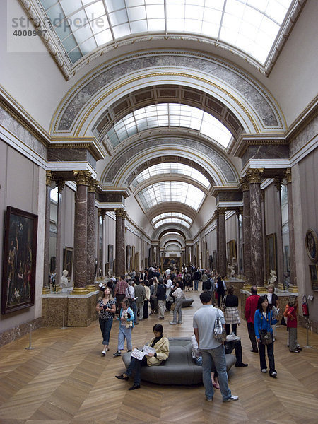 Touristen im Louvre  Paris  Frankreich  Europa