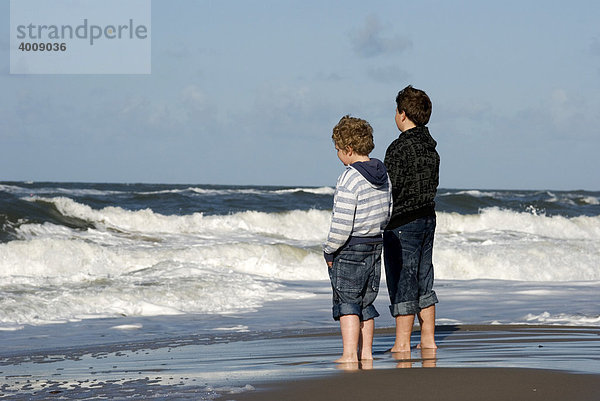 2 Jungen schauen auf das Meer an der Nordseeküste von Holmesland  Jütland  Dänemark  Europa