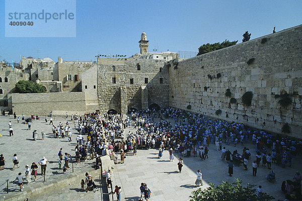 Betende jüdische Gläubige an der Klagemauer  Jerusalem  Israel  Naher Osten  Orient