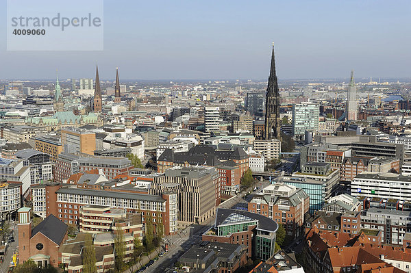 Luftaufnahme der Innenstadt mit St. Nikolaikirche  Hansestadt Hamburg  Deutschland  Europa