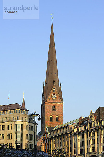 Hamburger Innenstadt mit der St. Jacobi Kirche  Hansestadt Hamburg  Deutschland  Europa