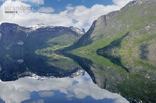 Berge spiegeln sich im Strynsvatnet See beim Dorf Hjelle  Norwegen  Skandinavien  Europa