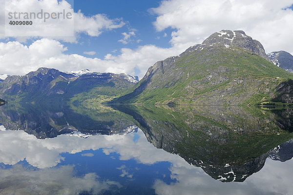 Berge spiegeln sich im Strynsvatnet See beim Dorf Hjelle  Norwegen  Skandinavien  Europa