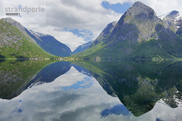 Berge spiegeln sich im Strynsvatnet See beim Dorf Hjelle  Norwegen  Skandinavien  Europa