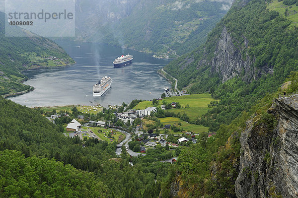 Sicht auf das Dorf Geiranger mit Kreuzfahrtschiffen auf dem Geirangerfjord  Norwegen  Skandinavien  Europa