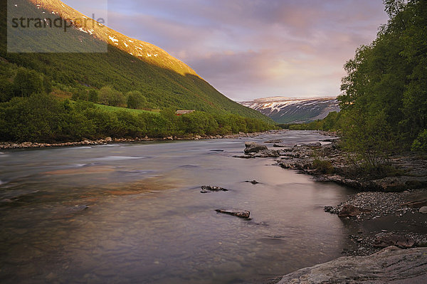 Abendliche Stimmung beim Fluss Driva im Nationalpark Dovrefjell  Norwegen  Skandinavien  Europa