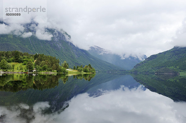 Bj¯rkedalsvatnet See mit Spiegelbild in der Nähe von Volda  Norwegen  Skandinavien  Europa