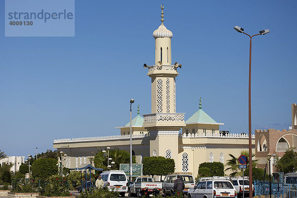 Moschee mit geparkten Autos zum Freitagsgebet in Safaga  Ägypten  Afrika