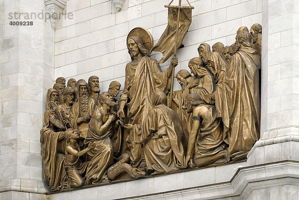 Fassadendetail mit Hochrelief einer biblischen Szene  Christ-Erlöser-Kathedrale  Moskau  Russland