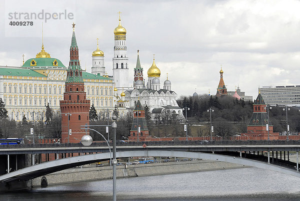 Blick auf den Kreml und die Moskwa  Moskau  Russland