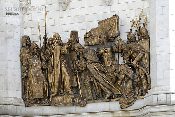 Bronzerelief einer biblischen Szene  Fassade der Christ-Erlöser-Kathedrale  Moskau  Russland