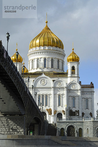 Blick auf die Christ-Erlöser-Kathedrale von der Patriarshy-Brücke aus  Moskau  Russland