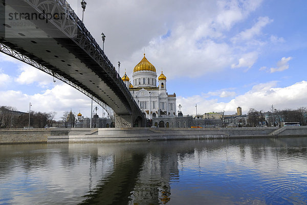 Blick auf die Christ-Erlöser-Kathedrale und die Patriarshy-Brücke  Moskau  Russland