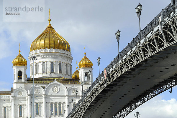 Blick auf die Christ-Erlöser-Kathedrale und die Patriarshy-Brücke  Moskau  Russland