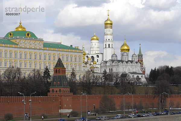 Blick auf die Kreml-Mauer  den Kreml und seine Türme  Moskau  Russland