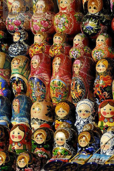 Viele russische Matrjoschka-Puppen  Straßenmarkt  Moskau  Russland