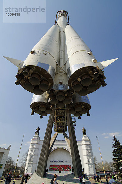 Modell der Wostok-Rakete  mit der Juri Gagarin als erster Mensch in den Weltall flog  Allrussisches Ausstellungszentrum  Moskau  Russland